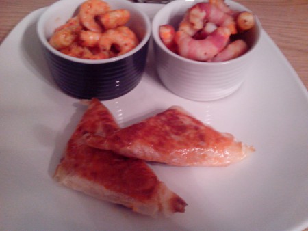 Déclinaison autour de la crevette ( crevettes paprika, crevette enrobée de lard, samossa de crevettes)