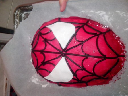 masque spiderman recouvert de pâte à sucre